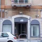 Solo per fare qualche esempio, notiamo la vetrina spoglia della �Gioelleria Pesola�... 
